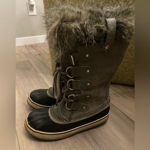 Sorel women’s boots size 8. Grey.